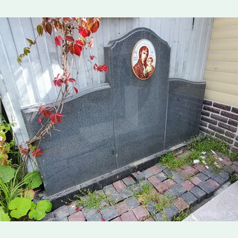 Памятник из серого гранита из трех частей